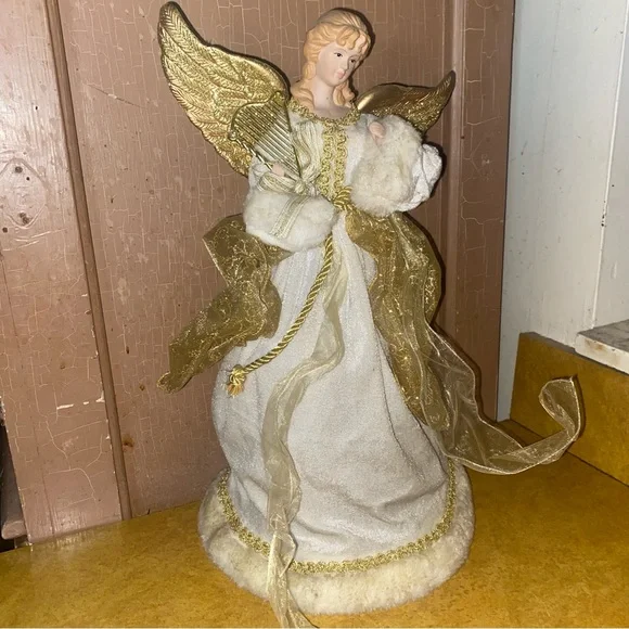 Angel Christmas tree 🌲 topper. Gold 16 inches - Picture 3 of 4
